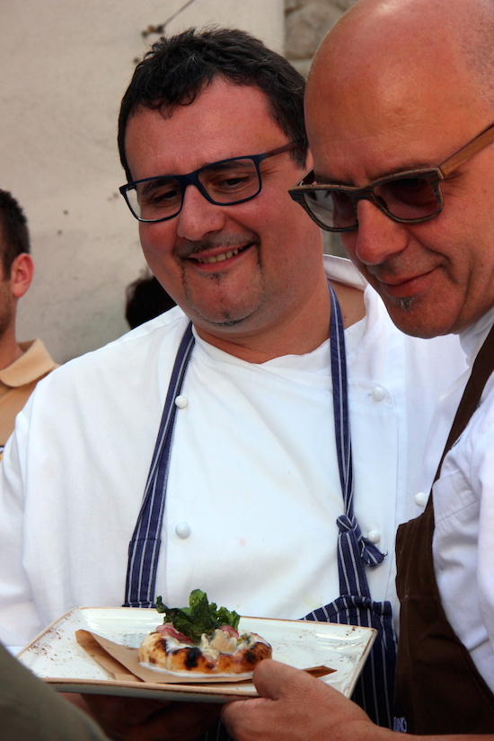 La collaborazione tra Paolo Barrale (Marennà) e Franco Pepe (Pepe in grani) dà vita a "Barrale in grani": Spuma di ricotta di fuscello, alici alla brace, ostriche marinate nella birra, fiori di finocchietto e limone