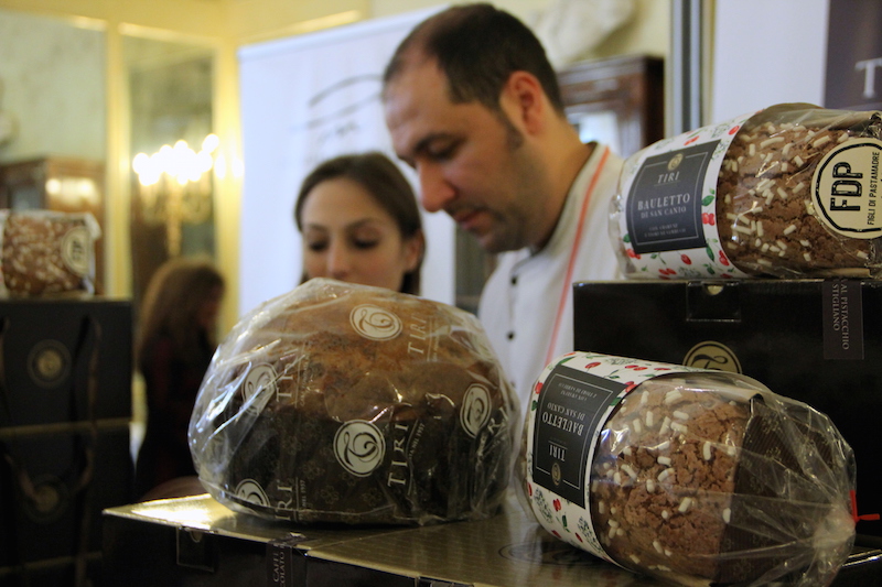 Vincenzo Tiri tra panettoni a bauletto e di forma classica